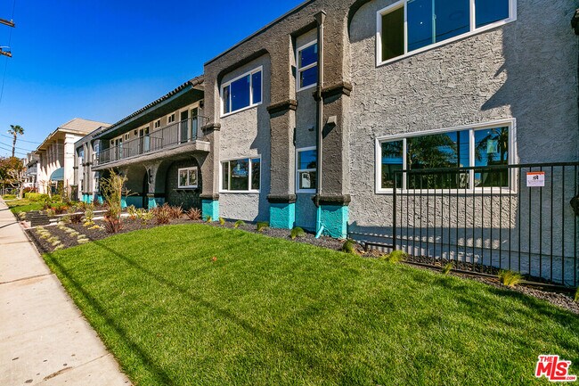 6640 Woodley Ave in Los Angeles, CA - Foto de edificio - Building Photo