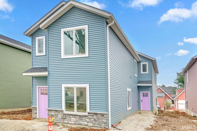 property at 1112 N Woodburn Ave