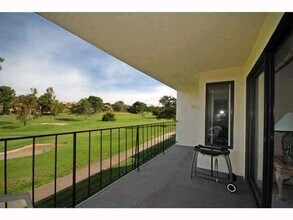 17647 Pomerado Rd in San Diego, CA - Building Photo - Building Photo