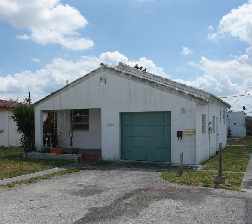 2224 Grant St in Hollywood, FL - Building Photo