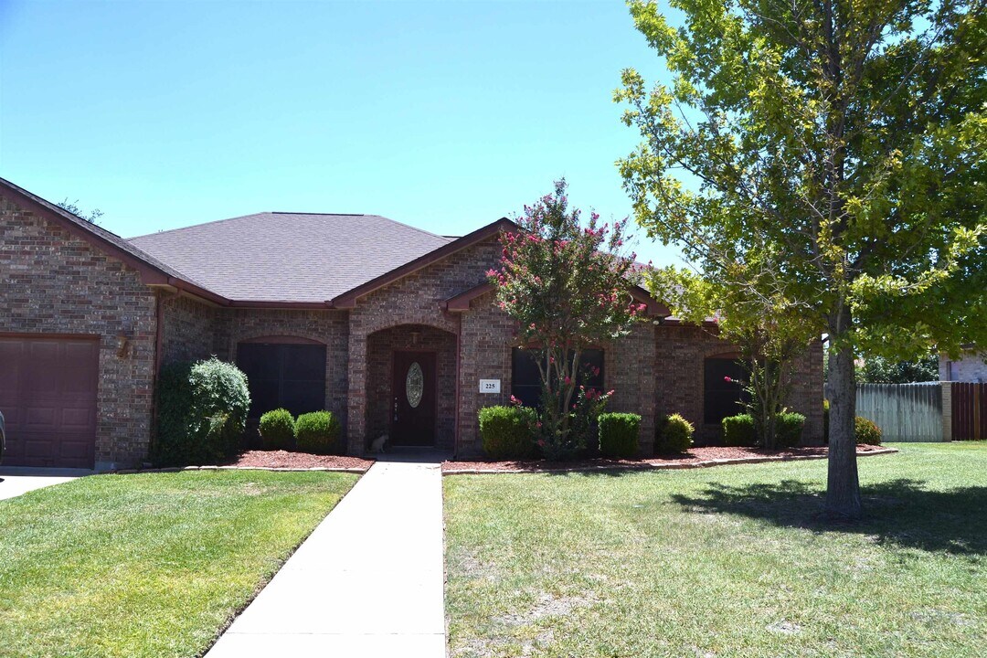 225 Saddle Blanket in Del Rio, TX - Building Photo