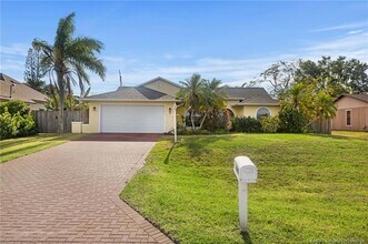 2542 SW Kensington St in Port St. Lucie, FL - Foto de edificio - Building Photo