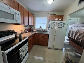 8135 Sunrise Lakes Blvd in Sunrise, FL - Foto de edificio - Building Photo