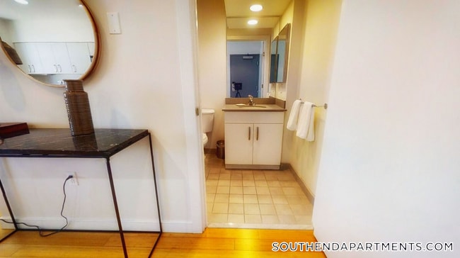 601 Albany St, Unit 605 in Boston, MA - Foto de edificio - Building Photo