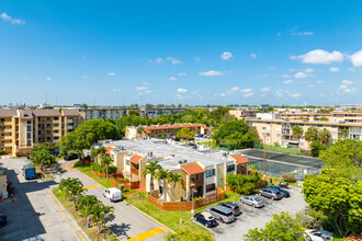 Pine Lake Village in Miami, FL - Foto de edificio - Building Photo