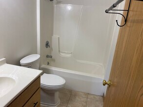 607 Apple Hill Way in Angola, IN - Building Photo - Building Photo