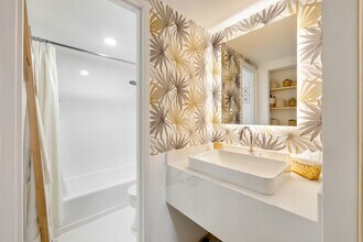 2899 Collins Ave, Unit 1638 in Miami Beach, FL - Building Photo - Building Photo