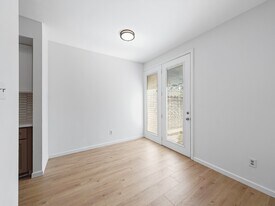 2139 Lake Village Dr in Houston, TX - Building Photo