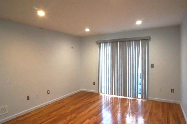 342 Forrest St in Jersey City, NJ - Building Photo - Building Photo