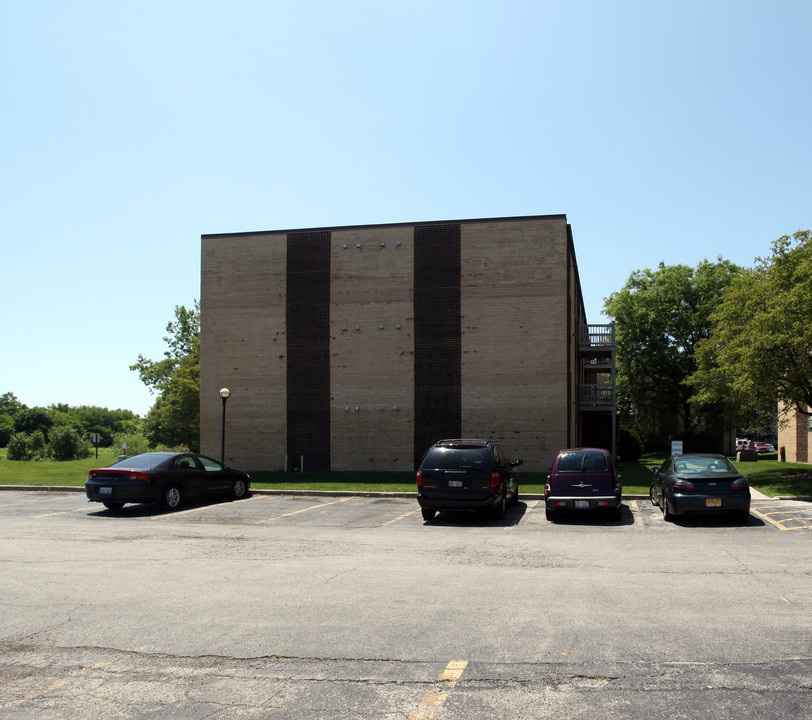 Pinecrest Condominiums in Prospect Heights, IL - Building Photo