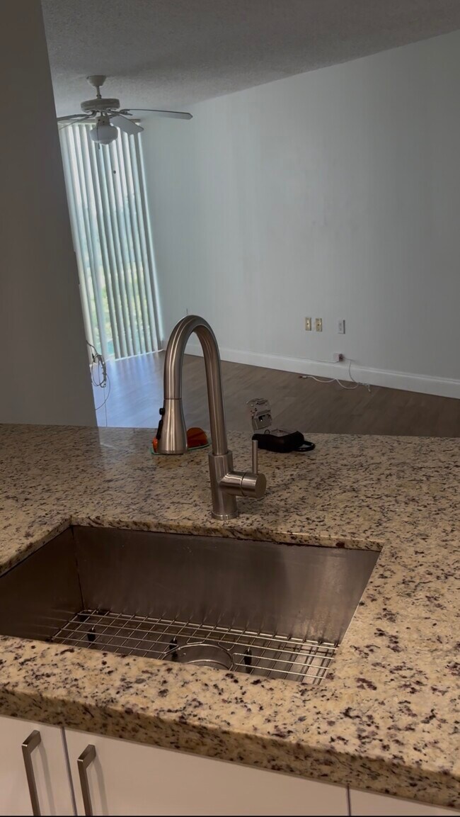 7125 NW 186th St, Unit 4 in Hialeah, FL - Building Photo - Building Photo