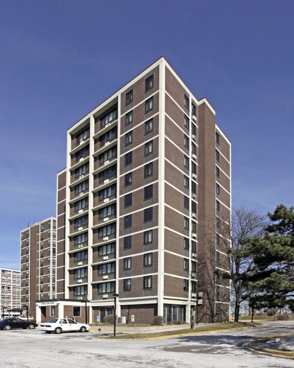 Central Park Towers in Elgin, IL - Building Photo