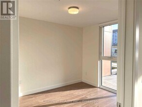 150 Sabina Dr in Oakville, ON - Building Photo - Building Photo