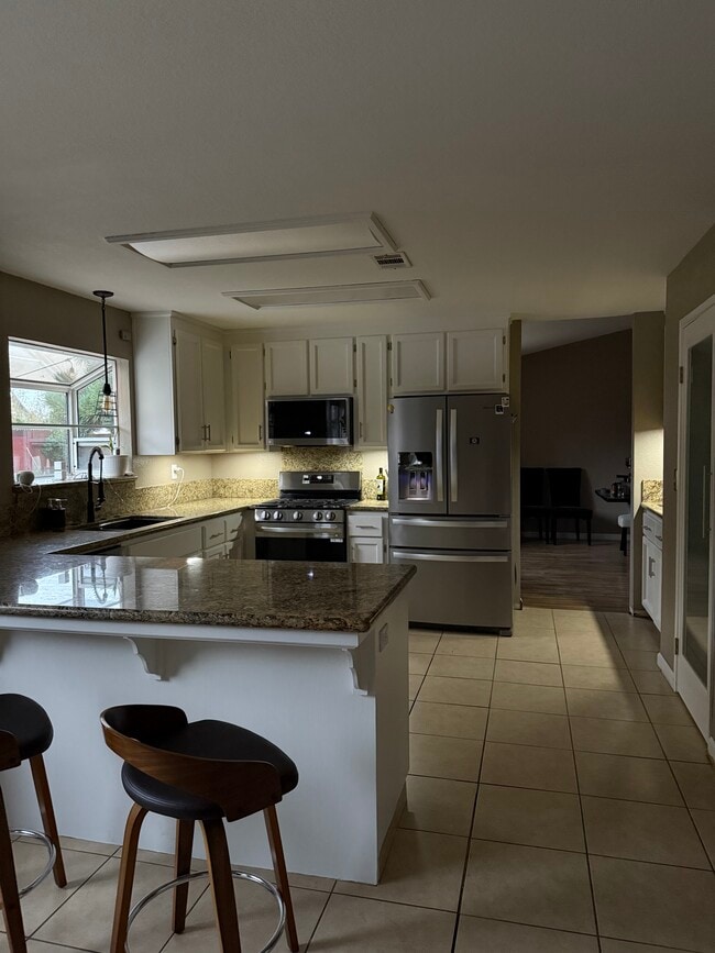 1006 Acaciawood Ct in Los Banos, CA - Foto de edificio - Building Photo