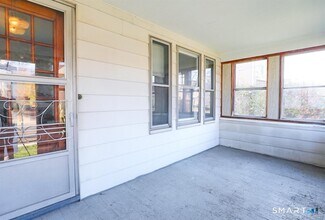 36 Oakwood Ave in West Hartford, CT - Foto de edificio - Building Photo