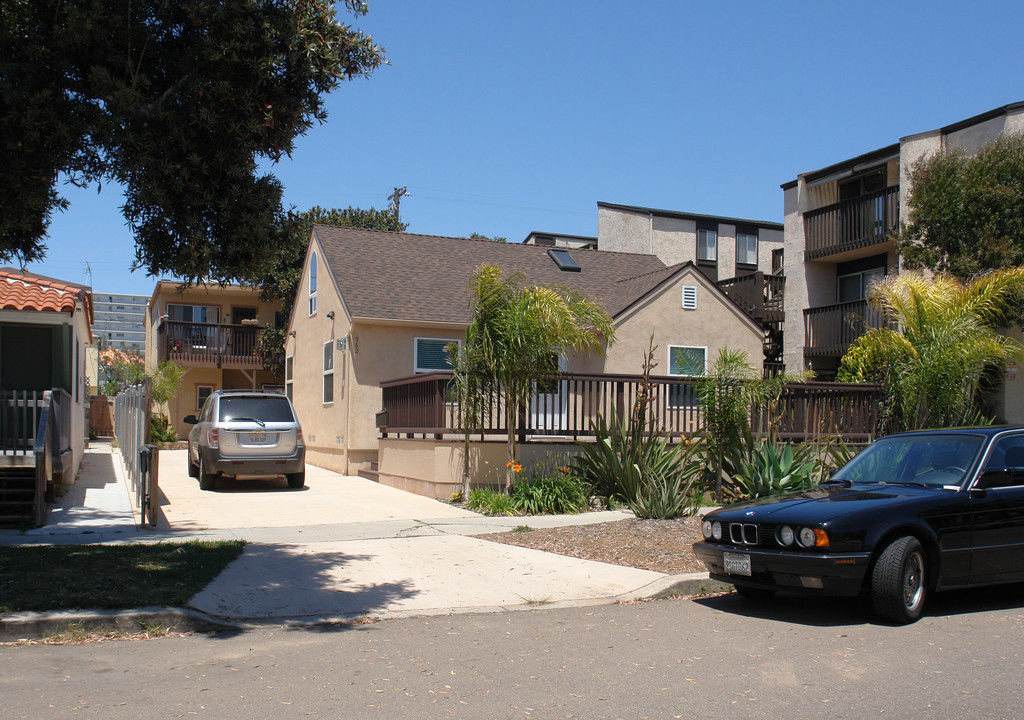 962 Chalcedony St in San Diego, CA - Building Photo