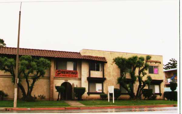 El Rancho Apartments in La Habra, CA - Foto de edificio - Building Photo