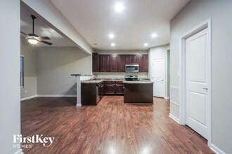 8305 Wheatfield Dr in Indianapolis, IN - Foto de edificio - Building Photo