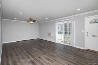 100 Friendly Ct in Babylon, NY - Building Photo - Building Photo