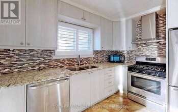 381 Osiris Dr in Richmond Hill, ON - Building Photo - Building Photo