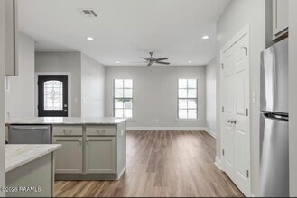 139 Iberia St in Youngsville, LA - Foto de edificio - Building Photo