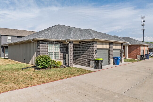 Golden Park Townhomes in Springfield, MO - Building Photo - Building Photo