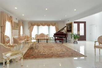 21 Cary Rd in Great Neck, NY - Foto de edificio - Building Photo