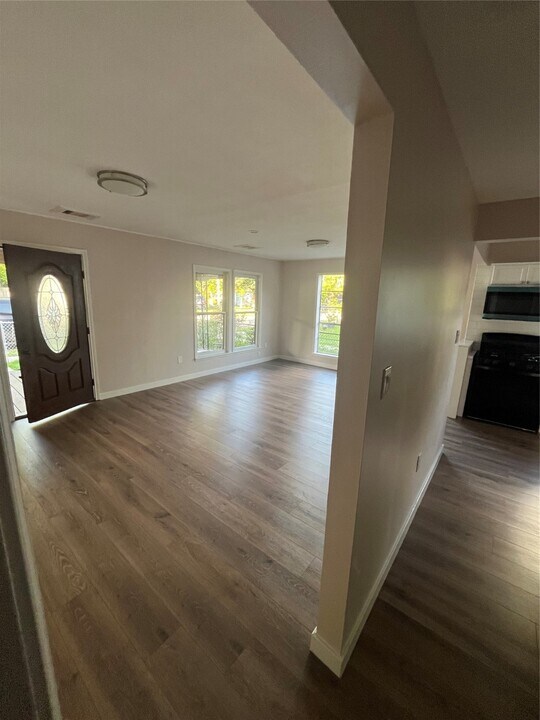 222 E Adoue Ave in Baytown, TX - Foto de edificio