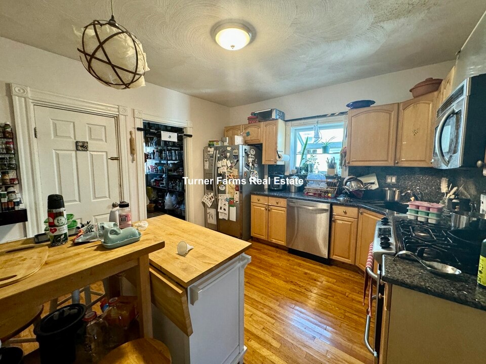 35 Cameron Ave, Unit 2 in Somerville, MA - Building Photo