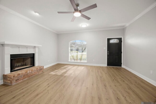 18596 White Oak Dr in Prairieville, LA - Foto de edificio - Building Photo