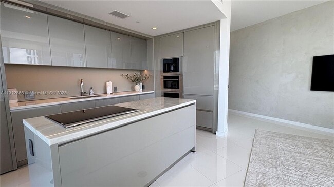 18975 Collins Ave in Sunny Isles Beach, FL - Building Photo - Building Photo