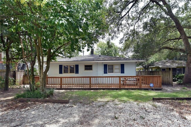 1058 Sherman Ave in St. Simons Island, GA - Foto de edificio - Building Photo