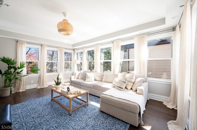 property at 14 Laurel Pl