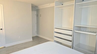 581 Meacham Ave in Franklin Square, NY - Building Photo - Building Photo