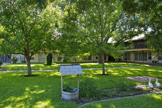 Town House Apartments in Weatherford, TX - Building Photo - Building Photo