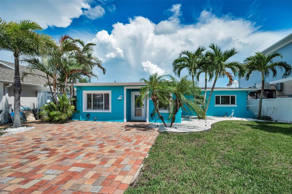 17727 Long Point Dr in Redington Shores, FL - Building Photo