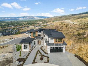 1122 Pearcy Ct in Kelowna, BC - Building Photo - Building Photo