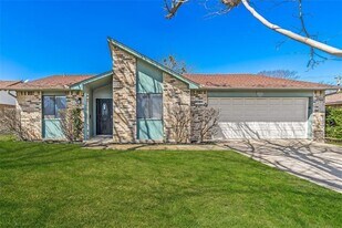 907 Cresthaven Dr in Lancaster, TX - Building Photo