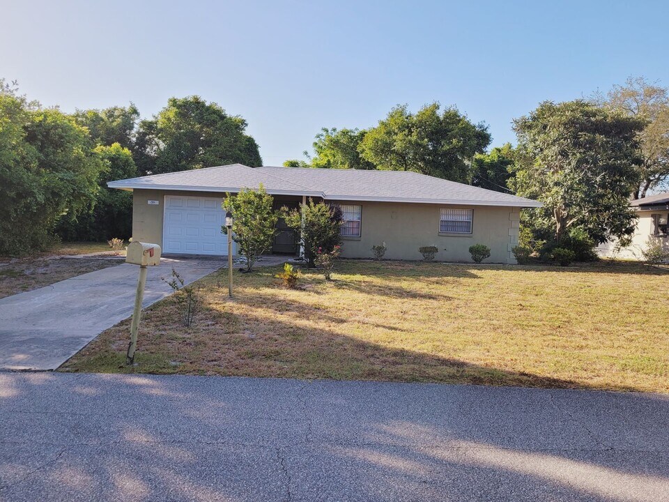 1351 Lydia Dr in Deltona, FL - Building Photo
