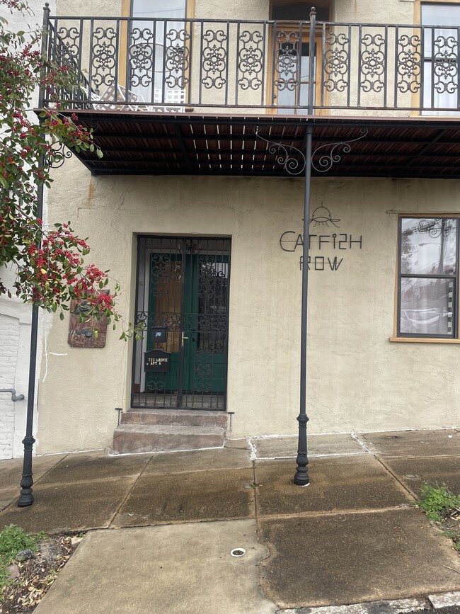 723 Grove St, Unit Apt B in Vicksburg, MS - Foto de edificio - Building Photo