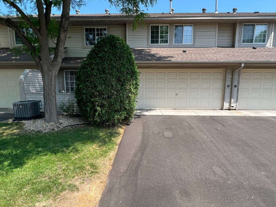 1049 Lovell Ln N in Roseville, MN - Building Photo