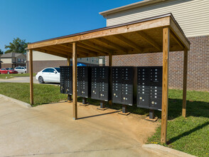 Fox Creek Apartments in Clarksville, TN - Building Photo - Building Photo