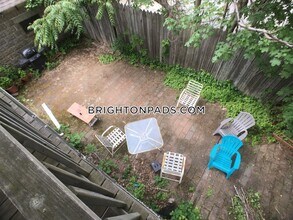 16 Priscilla Rd, Unit 2 in Boston, MA - Foto de edificio - Building Photo