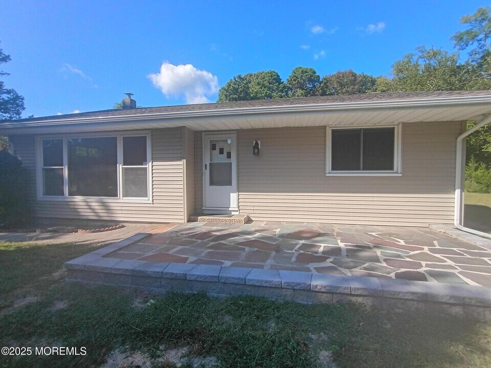 321 Locust Ave in Howell, NJ - Building Photo