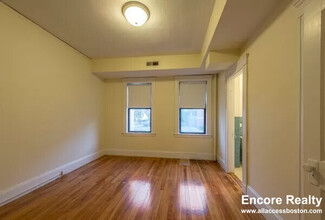 11 Hamilton Rd, Unit 1 in Brookline, MA - Building Photo - Building Photo