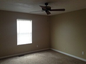 71 Meadow Crest Drive in Franklin, OH - Foto de edificio - Building Photo