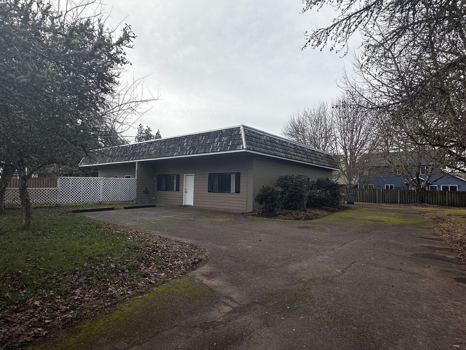 1680 SW 35th St in Corvallis, OR - Building Photo