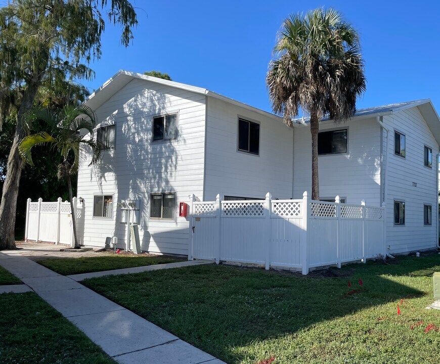 7737 Tamara Lee Ct, Unit 101 in Ft. Myers, FL - Building Photo