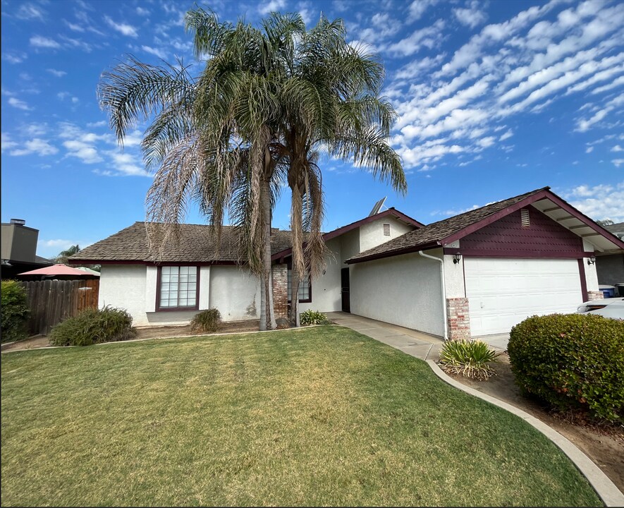 2146 Fernwood Dr in Hanford, CA - Building Photo