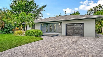 4925 Bay Shore Rd in Sarasota, FL - Building Photo - Building Photo